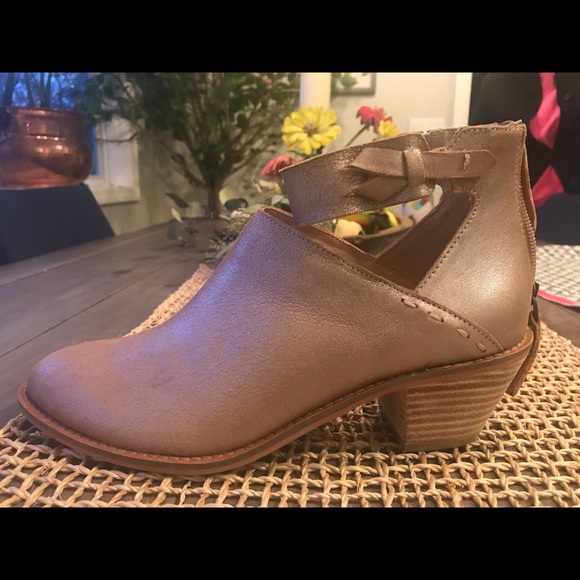 Keli Dagger Metallic Bootie - Picture 4 of 6